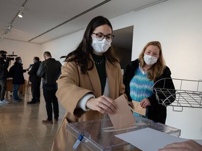 María Cabanillas, de 21 años, deposita su papeleta en la urna en Don Benito, este domingo.