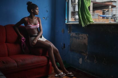 Gabriela, de 16 anos e filha de Roberta, no salão de sua casa no bairro de Complexo do Alemão.