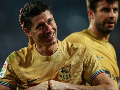 Robert Lewandowski celebra su gol en el partido del Barcelona contra el Valencia en Mestalla, este sábado