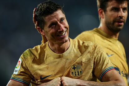 Robert Lewandowski celebra su gol en el partido del Barcelona contra el Valencia en Mestalla, este sábado