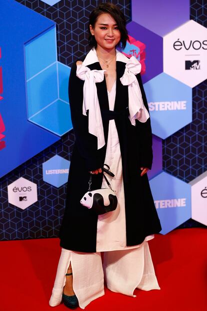 La cantante y compositora china Zhou Bichang eligió un look bicolor y bolso de Loewe.