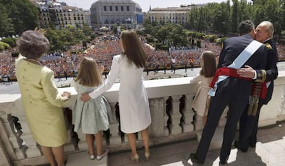 El Rey y su familia en el palacio de Oriente el día de su proclamación.