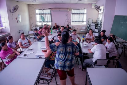 Un grupo de adultos recibe clases de educación bilingüe en El Sauzalito, Argentina