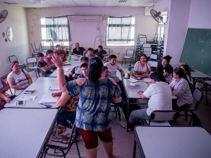 Un grupo de adultos recibe clases de educación bilingüe en El Sauzalito (Argentina).