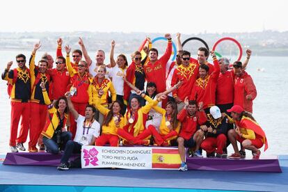 Los españoles felices por el oro.
