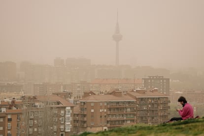 Una mujer observa la calima desde el mirador del Cerrro del Tío Pío, en Madrid este martes. 