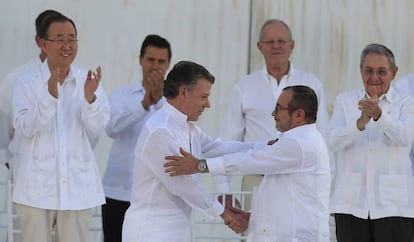 O presidente da Colômbia, Juan Manuel Santos, e o líder das FARC, Rodrigo Londoño Echeverri, conhecido como ‘Timoshenko’, cumprimentam-se depois da assinatura do acordo de paz.