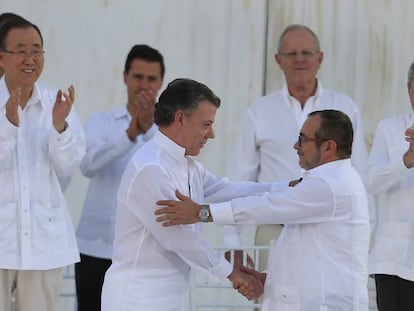 O presidente da Colômbia, Juan Manuel Santos, e o líder das FARC, Rodrigo Londoño Echeverri, conhecido como ‘Timoshenko’, cumprimentam-se depois da assinatura do acordo de paz.