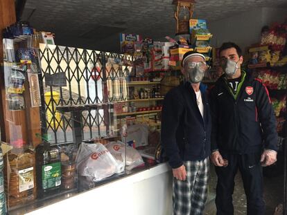 Pedro Algara, en su tienda "Autoservicio Algara" en Carabaña (Madrid).