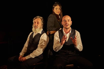 Juan Antonio Saraví, Aisa Pérez y José Luis Verguizas, en una escena de 'Entre rimas y riberas', dirigida por Gabriel Calderón y Lluís Homar.   