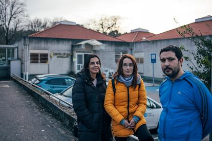 Paula Fernández, Ana Isabel Álvarez y Luis Miguel Borrajo, ante el centro de Salud de O Carballiño (Ourense).