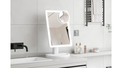 Espejo con iluminación sobre fondo blanco.