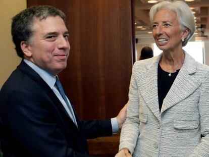 El secretario del Tesoro argentino, Nicol&aacute;s Dujovne, estrecha la mano de Christine Lagarde, directora del FMI.