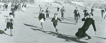 Alumnos del colegio Obispo Perelló de Madrid juegan al fútbol a mediados del siglo XX.