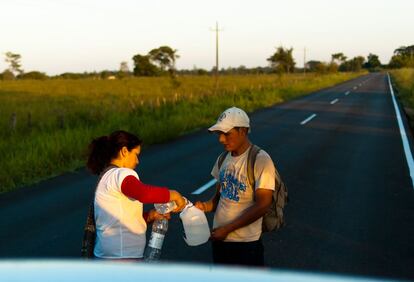 Haciendo provisiones de agua, cerca de la frontera entre M&eacute;xico y Guatemala. Tenosique Tabasco.