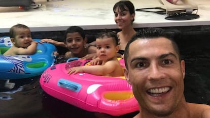 Cristiano, Georgina y sus hijos en su piscina, en una foto subida el 5 de junio.