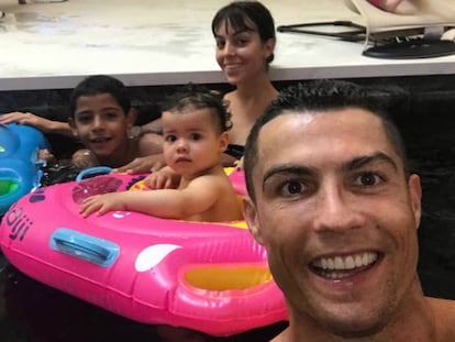 Cristiano, Georgina y sus hijos en su piscina, en una foto subida el 5 de junio.