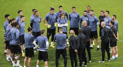 Elenco do Real é orientado por Zidane na véspera do jogo contra o Dortmund.