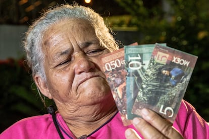 A pescadora Maria Conceição Cardoso mostra a moeda social da Resex de Canavieiras, na Bahia.