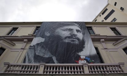 Un cartel con la imagen de Fidel Castro ha sido colgado en la fachada de un edificio hoy, s&aacute;bado 26 de noviembre, en La Habana, Cuba.