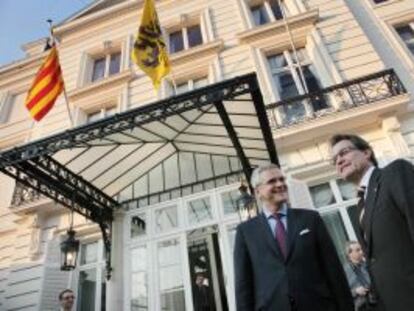 Artur Mas ayer con el presidente de Flandes, Kris Peeters.