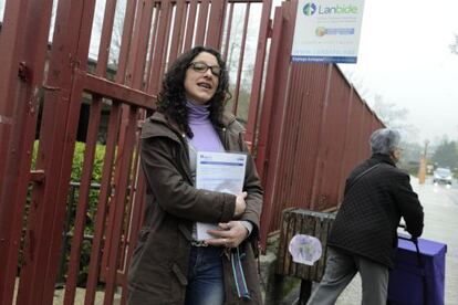 Vicky Molina posa delante de la oficina de Lanbide, en Lasarte (Gipuzkoa).