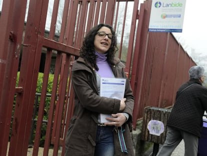 Vicky Molina posa delante de la oficina de Lanbide, en Lasarte (Gipuzkoa).