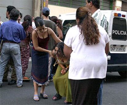 Una mujer llora en la calle tras enterarse del tiroteo ocurrido en la casa.