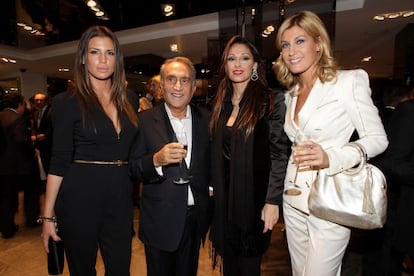 Emilio Fede rodeado de modelos en un desfile de moda en 2010