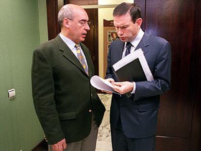 El presidente del Senado, Javier Rojo, con el <i>lehendakari,</i> Juan José Ibarretxe, en marzo de 2002.