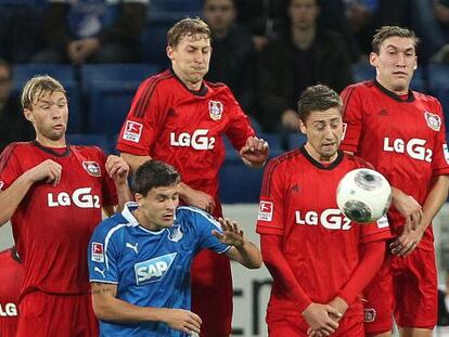 Un lance del partido entre el Leverkusen y el Hoffenheim.