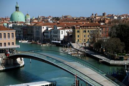 El puente de la Constitución construido sobre el Gran Canal en Venecia (Italia) completamente vacío, el 15 de marzo.
