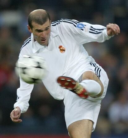 Zidane ejecuta la volea que significaría el gol de la victoria en la final europea de 2003, en la que el Real Madrid venció al Bayer Leverkusen (2-1) en Hampden Park y alzó su novena y última Copa de Europa.