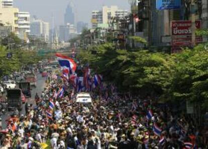 Vista de una multitudinaria manifestación en Bangkok (Tailandia) este jueves. Miles de manifestantes marcharon a la parte oeste de la capital para movilizar apoyos a la campaña de "cierre" de la capital a partir del próximo 13 de enero.