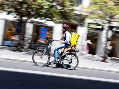 Un repartidor en bicicleta en Madrid, el 3 de agosto.