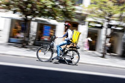 Un 'rider' en Madrid, en agosto.