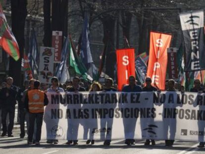 Cabeza de la manifestación celebrada hoy en Bilbao.