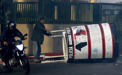 Cabine da polícia derrubada por manifestantes. Segundo a PM, além da estrutura, uma agência bancária e uma estação do Metrô foram danificadas.