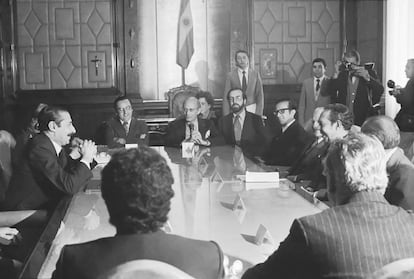 Videla (izquierda) con integrantes de la CIDH en Buenos Aires en 1979.