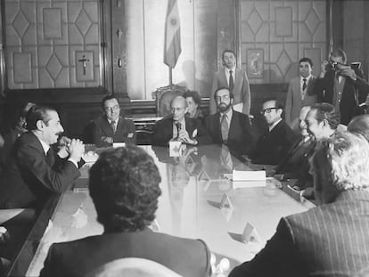 Videla (izquierda) con integrantes de la CIDH en Buenos Aires en 1979.