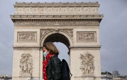 Una mujer con mascarilla ante el Arco del Triunfo de París a mediados de octubre.