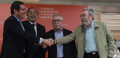 De izquierda a derecha, los líderes de Cepyme y CEOE, Antonio Garamendi y Juan Rosell, firman el acuerdo salarial con los secretarios generales de CC OO y UGT, Ignacio Fernández Toxo y Cándido Méndez.