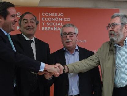 De izquierda a derecha, los líderes de Cepyme y CEOE, Antonio Garamendi y Juan Rosell, firman el acuerdo salarial con los secretarios generales de CC OO y UGT, Ignacio Fernández Toxo y Cándido Méndez.