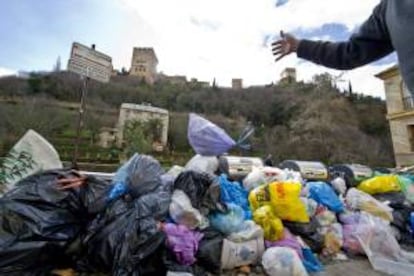 Aspecto que ofrece el paseo de los Tristes en Granada al cumplirse once días de la huelga de basuras en las calles de la ciudad que acumulan cerca de 2.000 toneladas de residuos.