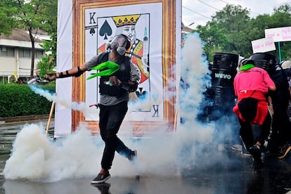 Un manifestante se enfrenta a la policía antidisturbios durante una protesta contra el Gobierno en Bangkok, en Tailandia, el pasado julio.