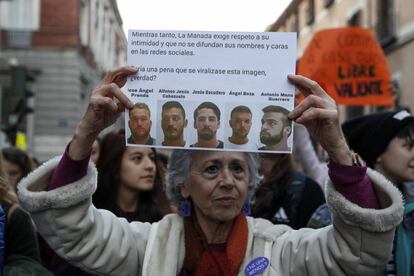 Una dona amb una pancarta en una protesta pel judici a la Manada.