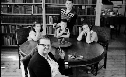 A escritora norte-americana Shirley Jackson com seus quatro filhos, em sua casa, em 1956