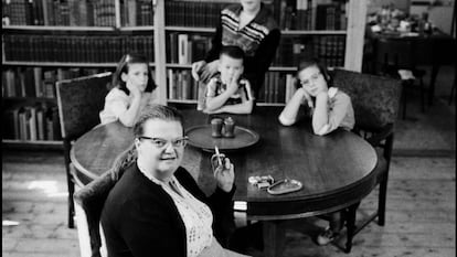 A escritora norte-americana Shirley Jackson com seus quatro filhos, em sua casa, em 1956