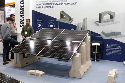 Este estand, de la edición pasada de Genera,  expone unos soportes sostenibles para placas solares.