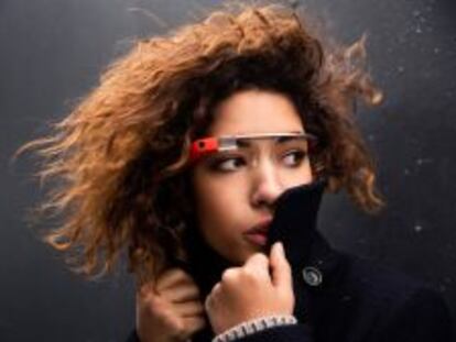 Una joven prueba las nuevas gafas inteligentes de Google.